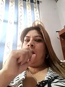 Laura-Hernandez online show from September 30, 2025, 2:56 pm