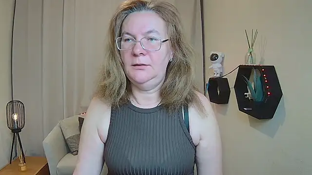 HolyMilfa online show from May 6, 2026, 6:39 am