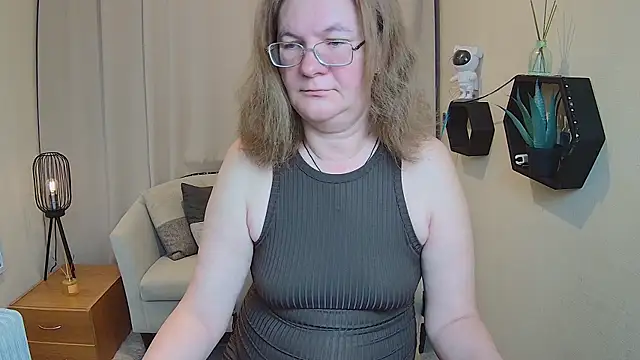 HolyMilfa online show from May 9, 2026, 6:39 am