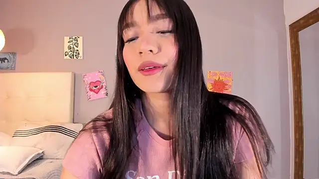 Snapshot of Maia_W10 chatting on July 4, 2026, 12:32 pm Maia W10 online show from July 4, 2026, 12:32 pm