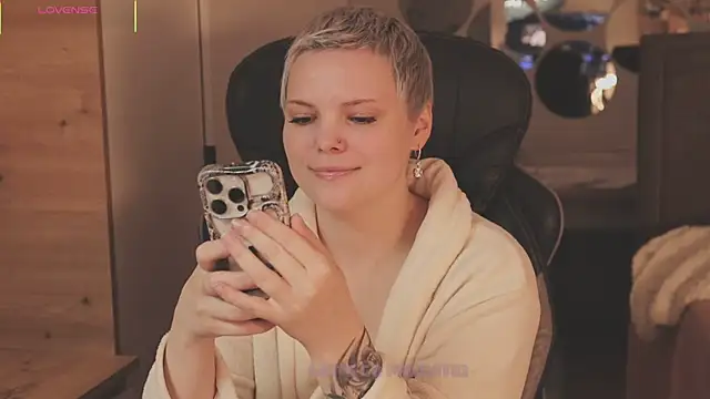 LikaBerry1 online show from December 5, 2025, 1:10 pm