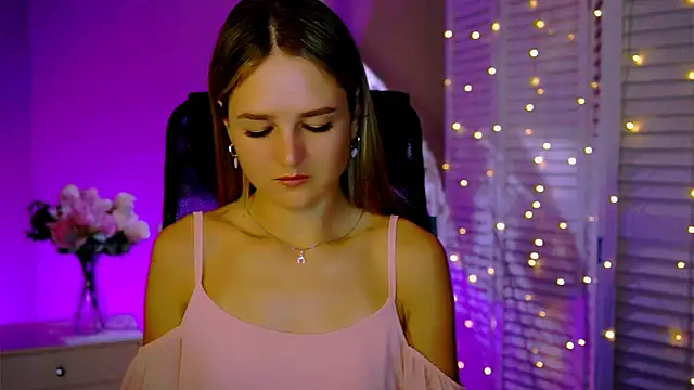 DeboraLarson online show from November 18, 2025, 3:32 am