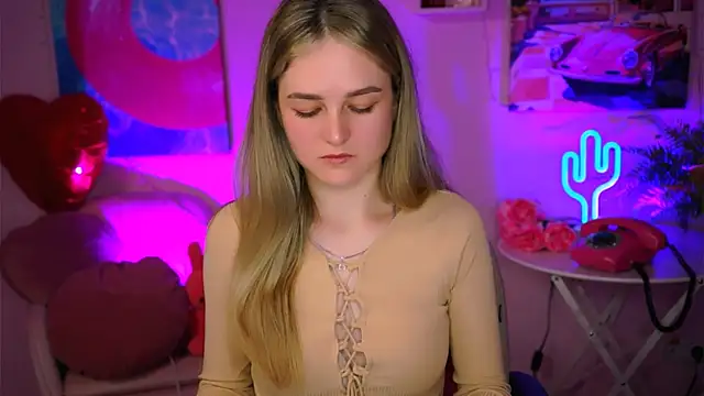 DeboraLarson online show from March 11, 2025, 4:19 am