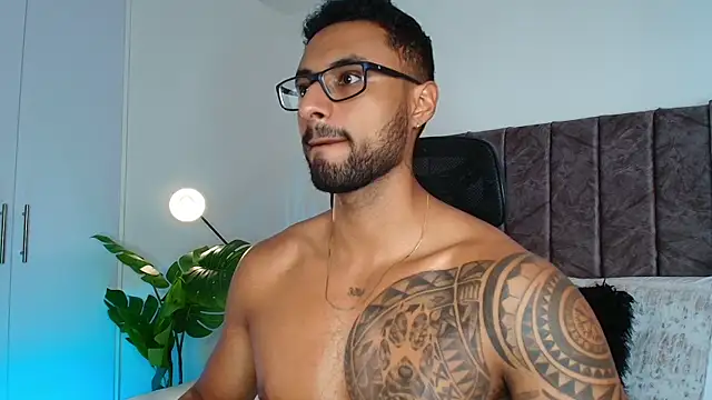 LiamGarcia1 online show from October 7, 2025, 2:40 pm