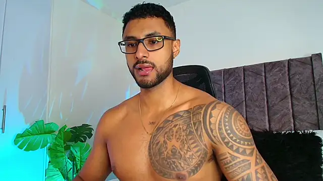 LiamGarcia1 online show from October 6, 2025, 2:29 pm