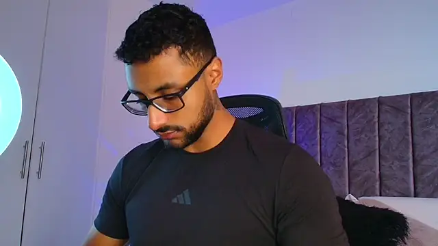 LiamGarcia1 online show from November 28, 2025, 2:50 pm