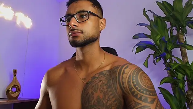 LiamGarcia1 online show from December 17, 2025, 2:22 pm