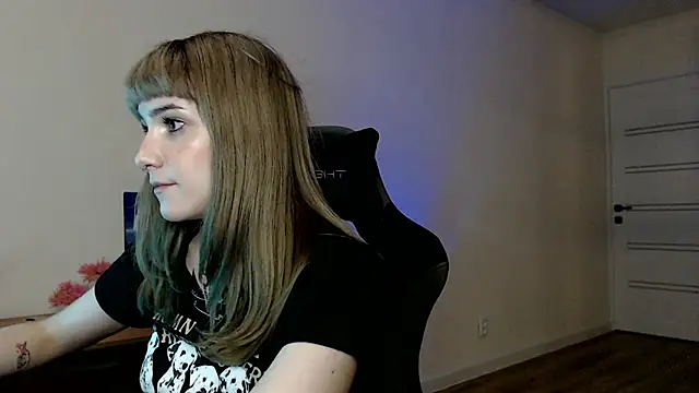 Snapshot of Princess_Shy___ chatting on March 11, 2025, 5:24 pm Princess Shy online show from March 11, 2025, 5:24 pm