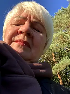 Laura Millf online show from September 29, 2025, 1:28 pm