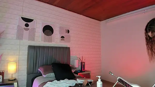 Lizzie-Evans online show from June 11, 2026, 12:13 pm