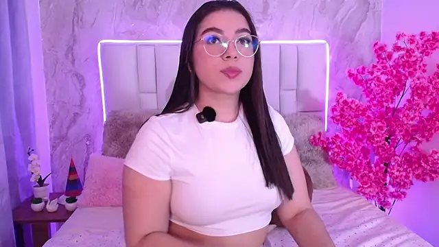 IsabellaAnngel online show from May 6, 2026, 9:52 pm