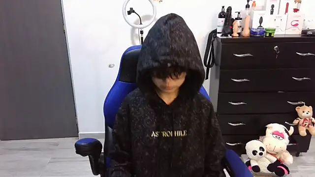 thomascooper7 online show from September 18, 2025, 6:33 pm