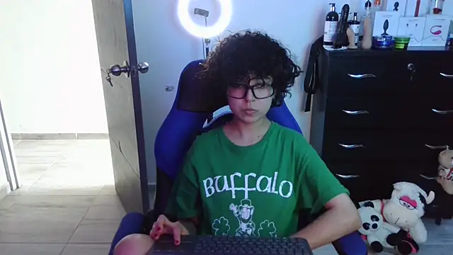 thomascooper7 online show from October 17, 2025, 7:04 pm