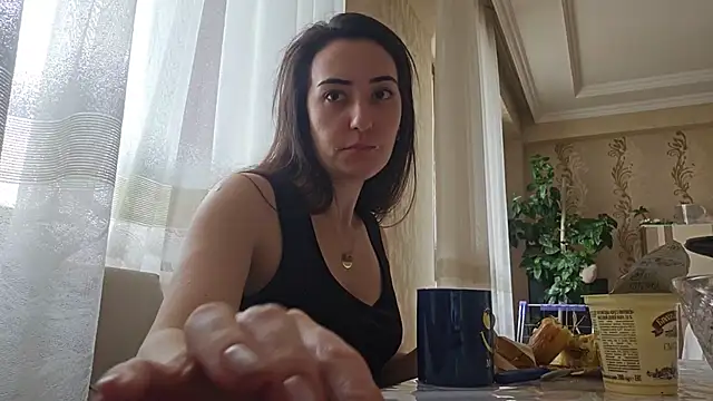 AlejandraDelaney online show from November 28, 2025, 8:25 am