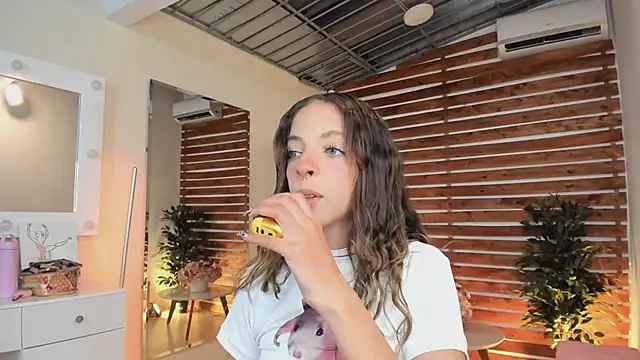 Sapphire Venuss online show from March 13, 2025, 11:05 pm