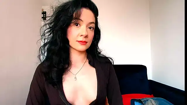 miabeautyxx online show from March 26, 2026, 1:53 pm