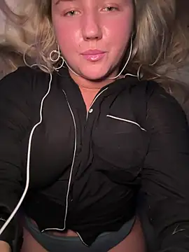 Snapshot of scarletseduction_ chatting on February 1, 2026, 2:32 am scarletseduction online show from February 1, 2026, 2:32 am