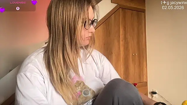 JacyWinslat online show from May 3, 2026, 7:57 am