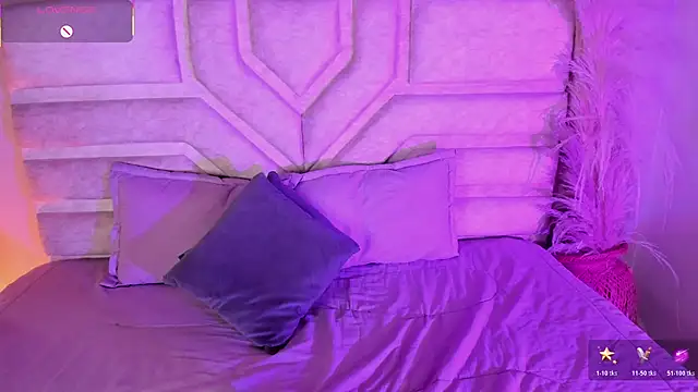 Rebeca Williams  online show from November 11, 2025, 11:42 pm