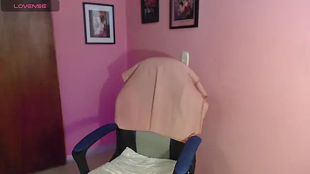 bunnyemilyrose36 online show from September 9, 2025, 2:04 pm