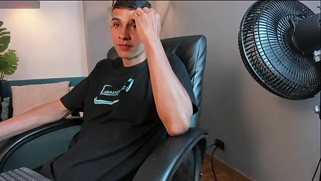 Snapshot of Aaron_Scoot chatting on December 18, 2024, 11:30 pm Aaron Scoot online show from December 18, 2024, 11:30 pm