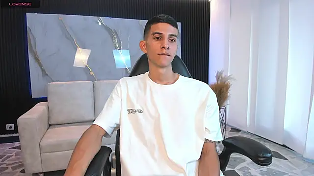 Snapshot of Aaron_Scoot chatting on March 5, 2026, 9:43 pm Aaron Scoot online show from March 5, 2026, 9:43 pm