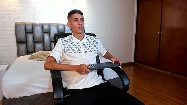 Snapshot of Aaron_Scoot chatting on March 19, 2026, 9:15 pm Aaron Scoot online show from March 19, 2026, 9:15 pm