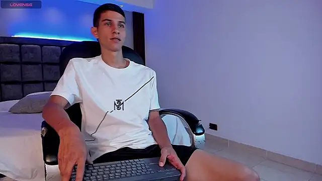 Snapshot of Aaron_Scoot chatting on March 18, 2026, 8:10 pm Aaron Scoot online show from March 18, 2026, 8:10 pm