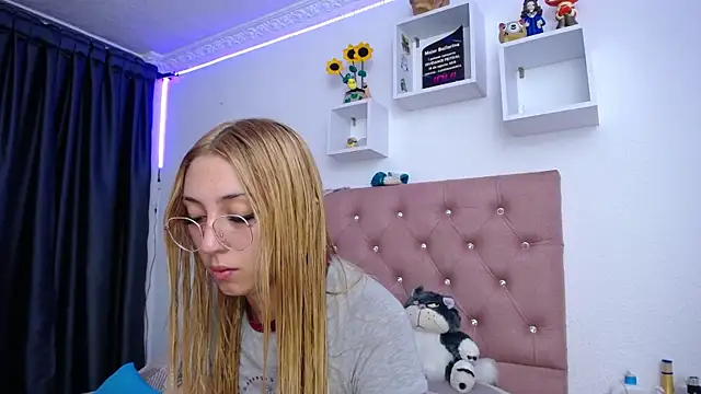 Soffy-brooks online show from October 10, 2025, 1:39 am