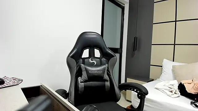 Snapshot of alma_fenix chatting on March 4, 2026, 12:24 pm alma fenix online show from March 4, 2026, 12:24 pm