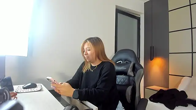 Snapshot of alma_fenix chatting on February 13, 2026, 12:38 pm alma fenix online show from February 13, 2026, 12:38 pm