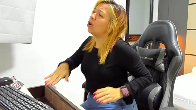 Snapshot of alma_fenix chatting on March 12, 2026, 12:42 pm alma fenix online show from March 12, 2026, 12:42 pm