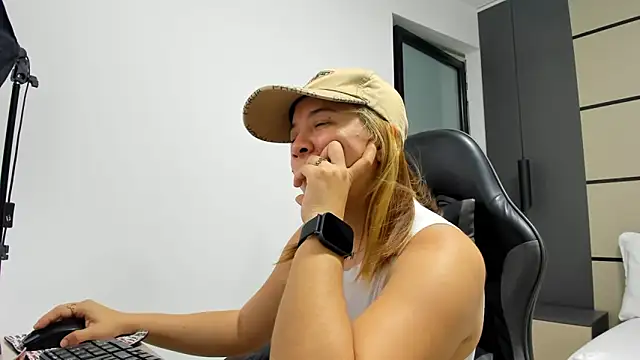 Snapshot of alma_fenix chatting on February 24, 2026, 12:39 pm alma fenix online show from February 24, 2026, 12:39 pm