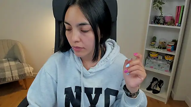 Snapshot of _BellaEvans_ chatting on June 12, 2026, 4:32 am BellaEvans online show from June 12, 2026, 4:32 am