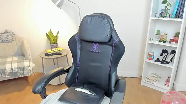 Snapshot of _BellaEvans_ chatting on November 10, 2025, 5:45 am BellaEvans online show from November 10, 2025, 5:45 am