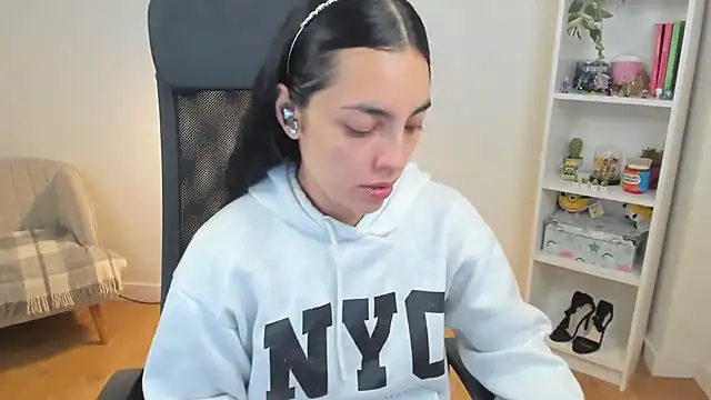 Snapshot of _BellaEvans_ chatting on June 13, 2026, 4:21 am BellaEvans online show from June 13, 2026, 4:21 am