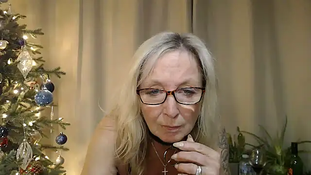 Ladystargazer1966 online show from December 22, 2025, 8:42 pm