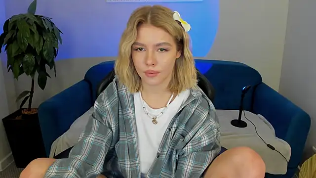 Anna Robinson online show from March 13, 2025, 1:32 am