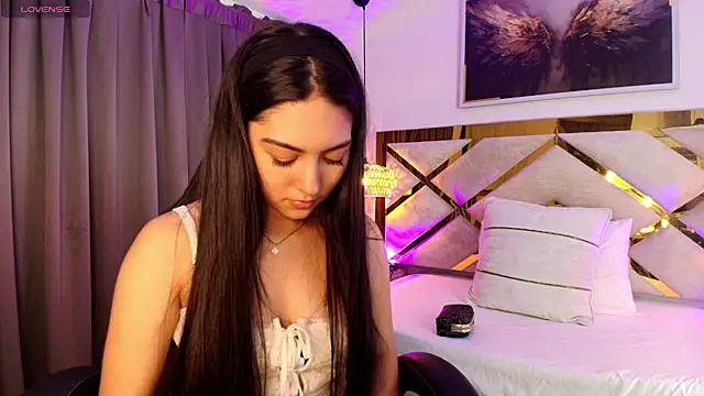 Snapshot of Emelie_Ch1 chatting on May 3, 2026, 9:03 am Emelie Ch1 online show from May 3, 2026, 9:03 am