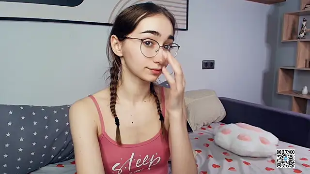 PollyBeev online show from October 19, 2025, 7:38 pm