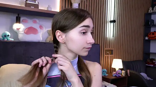 PollyBeev online show from November 13, 2025, 7:34 am