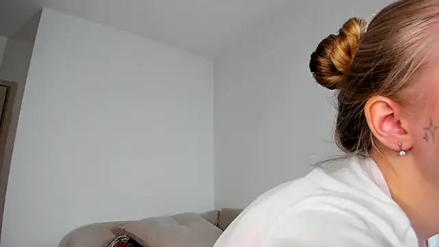 MiaMews online show from November 13, 2025, 12:31 pm