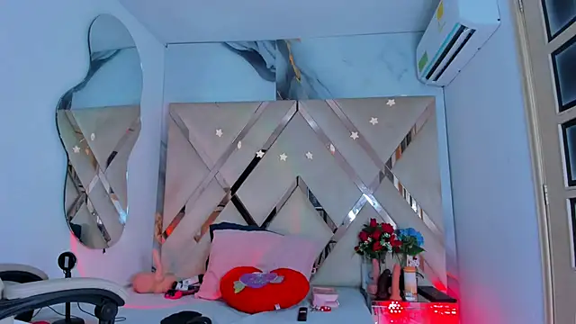 ninaht online show from September 9, 2025, 9:35 pm