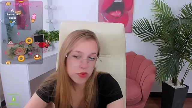 Snapshot of LayriantaVee chatting on September 23, 2025, 6:42 am LayriantaVee online show from September 23, 2025, 6:42 am