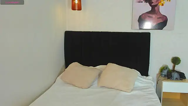 Scarlett  bell online show from September 17, 2025, 1:24 pm