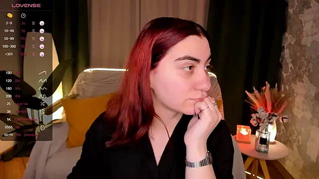 hannacheekss  online show from December 3, 2025, 2:01 am