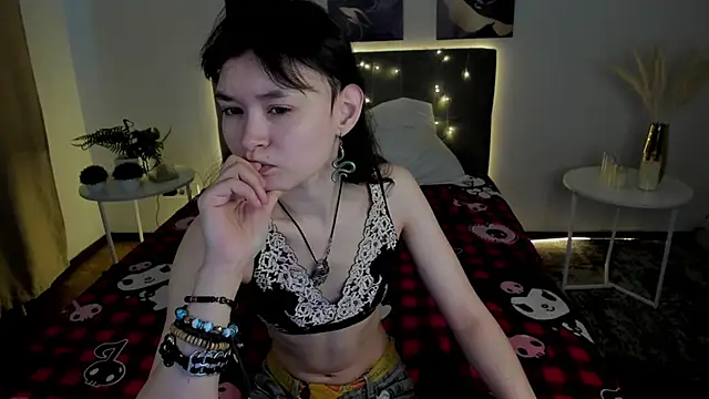 Emily Strikeee online show from April 24, 2026, 1:29 am