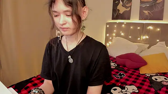 Emily Strikeee online show from May 6, 2026, 1:53 am