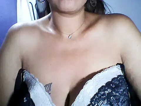 layanah12 online show from December 3, 2025, 3:33 pm