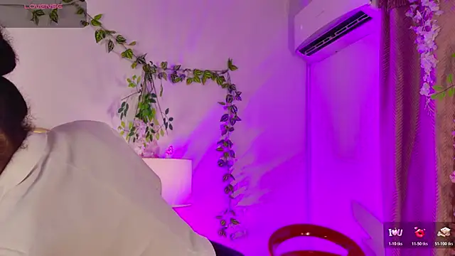 NahiaraReina online show from June 12, 2026, 1:42 pm